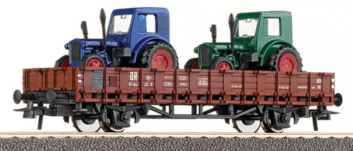 Stake car with 2 Tractors<br /><a href='images/pictures/Roco/56021.jpg' target='_blank'>Full size image</a>